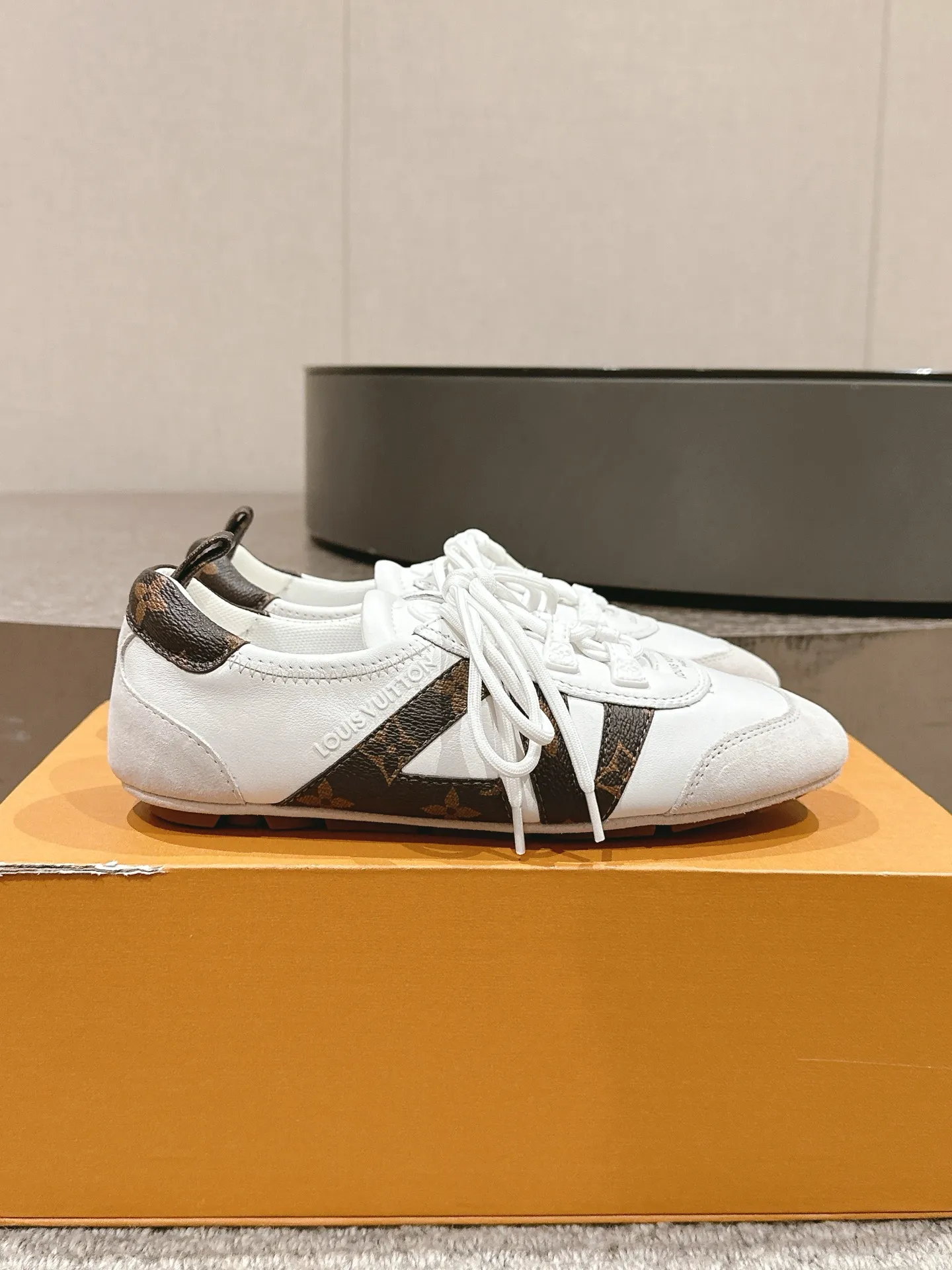 👟👟Ex-factory price 620👟👟 Top version LV Louis Vuitton L Family Donkey Brand Latest Sneakerina Series Couple Models Ballet Shoes Moral Shoes Casual Flat Shoes Sneakers Original purchase, development, production This LV Sneakerina ballet style sneakers are made of silky suede cow leather to create smooth lines, combining the light structure of ballet shoes and the comfortable texture of sports shoes. The LV logo on the side and the Monogram canvas back strap are rich in details, Sacchetto craftsmanship and TPU outsole are upgraded for a soft wearing experience. Exquisite packaging at the delivery counter🛍📦 ▪️Fabric: original custom imported first-layer cowhide ▪️Inner lining: original custom made breathable mesh ▪️Sole: original open-molded injection molded TPU material ▪️Sole thickness: 1.5CM ▪️Size: women's 35-41 / Men's size 39-45 (women's 41, men's 45, customized)